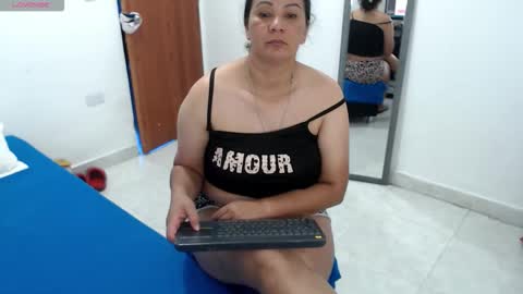 laura_foxx2379 online show from April 15, 9:37 pm