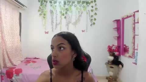 laura_hon11 online show from May 1, 2:31 pm