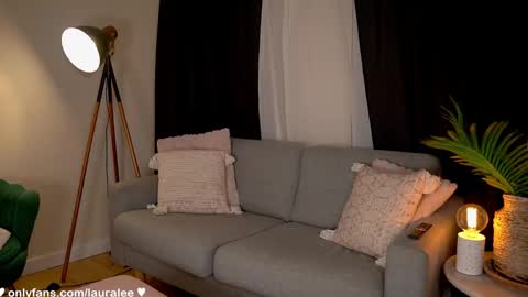 Snapshot of laura_lee chatting on September 18, 2:43 am Laura Lee. online show from September 18, 2:43 am
