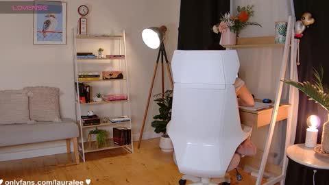 Snapshot of laura_lee chatting on October 9, 1:54 am Laura Lee. online show from October 9, 1:54 am