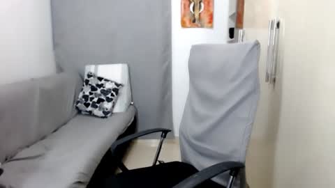 Snapshot of laura_pervert_ chatting on January 8, 11:09 pm Laura online show from January 8, 11:09 pm