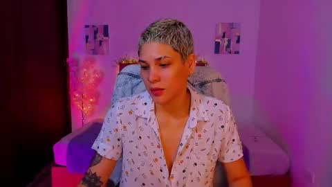 Snapshot of laura_r23 chatting on October 13, 6:10 pm Laura Rose online show from October 13, 6:10 pm