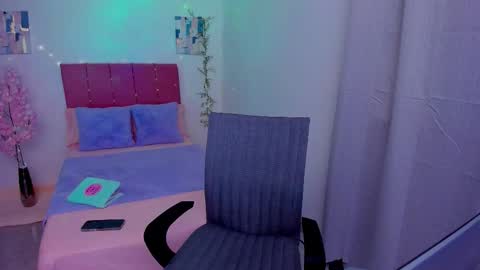 Snapshot of laura_r23 chatting on September 22, 12:53 am Laura Rose online show from September 22, 12:53 am