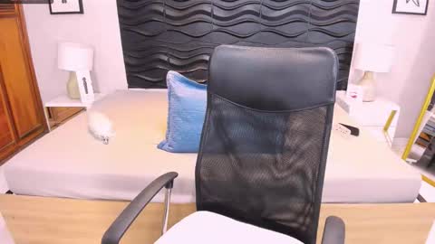 Snapshot of laura_riley chatting on October 17, 5:38 pm Laura online show from October 17, 5:38 pm