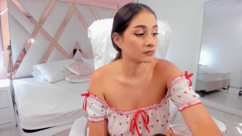 laura  online show from December 3, 9:39 pm