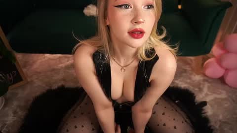  Laura  online show from April 3, 6:22 am