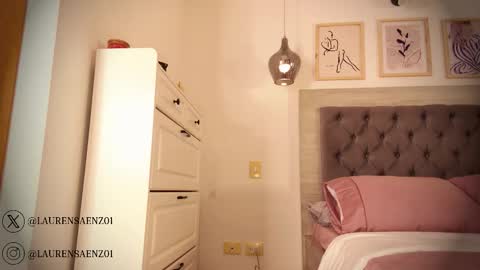 Lauren Saenz online show from October 3, 12:32 pm