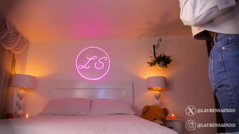 Lauren Saenz online show from February 26, 12:05 pm