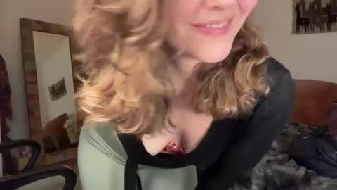 Leah Sparkles online show from December 1, 2:15 am