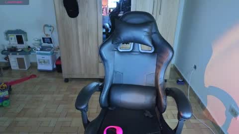 Lee online show from April 22, 6:27 pm