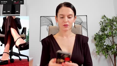 Elle  online show from December 23, 10:53 am