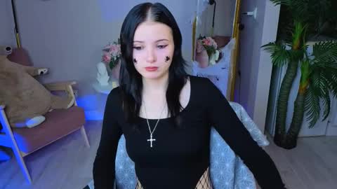 Leila online show from October 25, 1:30 pm