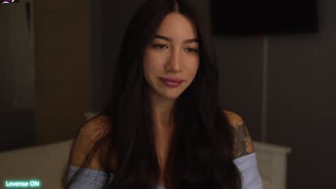 Leora online show from December 8, 3:35 pm