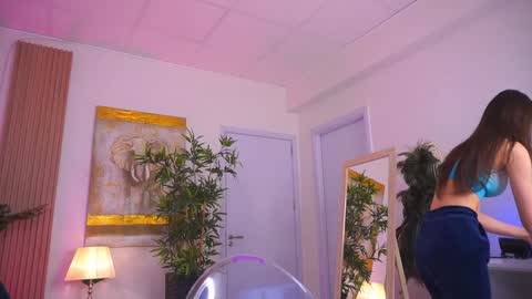 Snapshot of lesaismore chatting on December 9, 8:44 am Jessie online show from December 9, 8:44 am