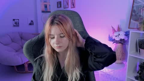 Snapshot of lexiwenford chatting on December 16, 2:47 am Lexi Wenford NO NUDE GODDESS online show from December 16, 2:47 am