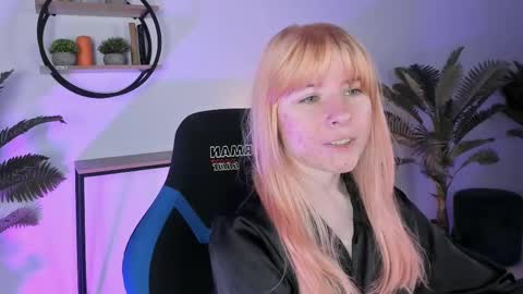 Snapshot of lexiwenford chatting on March 3, 2:33 am Lexi Wenford NO NUDE GODDESS online show from March 3, 2:33 am