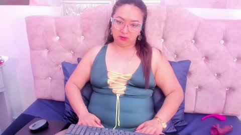 Snapshot of leyla_smithh chatting on September 19, 12:37 pm Leyla smithh online show from September 19, 12:37 pm