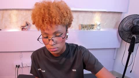 LiannaDixon online show from December 12, 2:22 pm