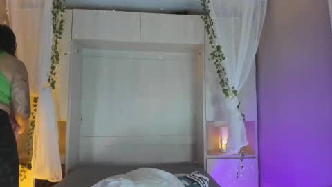         online show from December 18, 11:48 am