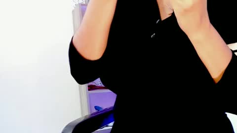 Snapshot of lilah_sweet chatting on February 9, 1:25 pm Lilah Sweet online show from February 9, 1:25 pm