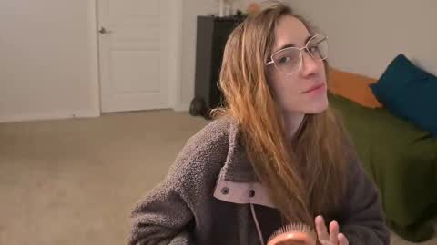 L online show from February 28, 12:20 pm