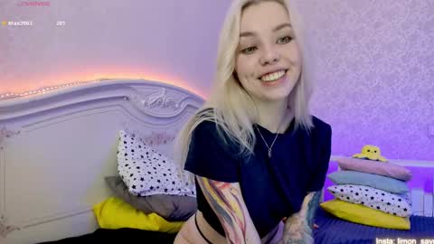 Snapshot of lillimooore chatting on January 19, 1:32 am LilliMoore online show from January 19, 1:32 am