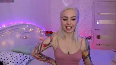 Snapshot of lillimooore chatting on September 19, 2:21 am LilliMoore online show from September 19, 2:21 am