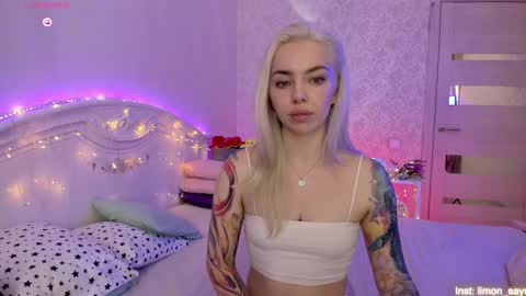 Snapshot of lillimooore chatting on September 18, 1:59 am LilliMoore online show from September 18, 1:59 am