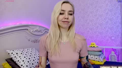 Snapshot of lillimooore chatting on February 10, 11:55 pm LilliMoore online show from February 10, 11:55 pm
