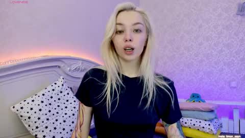 Snapshot of lillimooore chatting on January 23, 11:59 pm LilliMoore online show from January 23, 11:59 pm