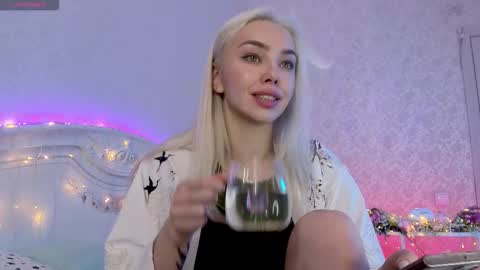 Snapshot of lillimooore chatting on September 20, 2:32 am LilliMoore online show from September 20, 2:32 am