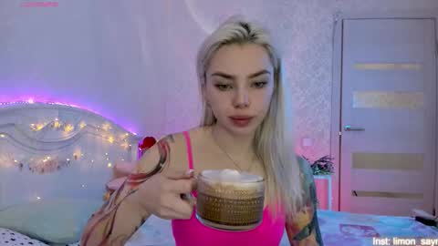 Snapshot of lillimooore chatting on October 16, 12:02 am LilliMoore online show from October 16, 12:02 am