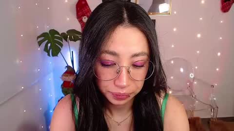 Snapshot of lily_evans_ chatting on December 13, 11:17 pm just lily online show from December 13, 11:17 pm