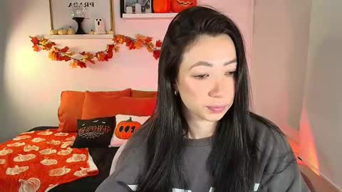 Snapshot of lily_evans_ chatting on October 5, 12:04 am just lily online show from October 5, 12:04 am