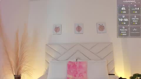 Snapshot of lily_evil chatting on February 19, 5:27 pm online show from February 19, 5:27 pm