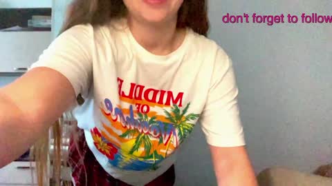 Snapshot of lily_smily chatting on December 14, 10:45 am Lily online show from December 14, 10:45 am