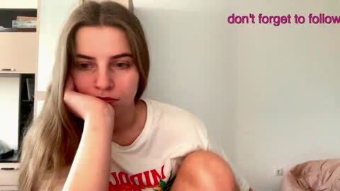 Snapshot of lily_smily chatting on December 18, 11:24 am Lily online show from December 18, 11:24 am