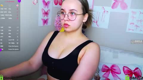 Snapshot of lilysweet13 chatting on September 12, 8:01 am Lily online show from September 12, 8:01 am