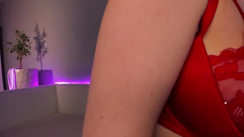 Snapshot of lina_stones chatting on December 18, 10:40 am Sophia online show from December 18, 10:40 am