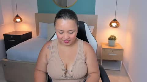 L I N D A online show from January 8, 7:03 pm