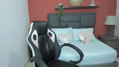 L I N D A online show from December 19, 1:07 pm