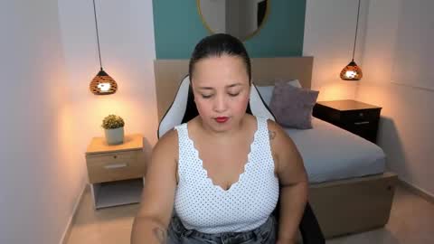 L I N D A online show from January 21, 7:06 pm