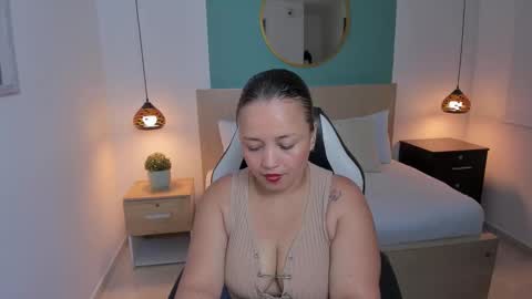 L I N D A online show from January 2, 7:07 pm