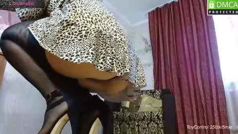 LindaErnestine online show from November 27, 7:44 am