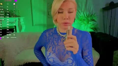 lindsi_luvviv online show from April 13, 4:30 pm