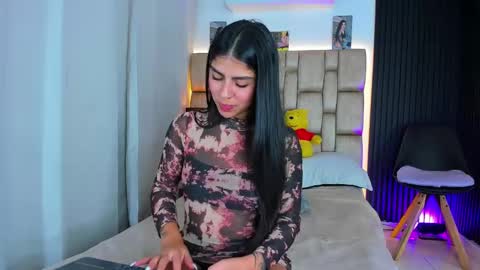 Snapshot of little__sophie18 chatting on October 5, 8:47 pm Sophie ---- connected from 1400 to 2100 Colombia time online show from October 5, 8:47 pm