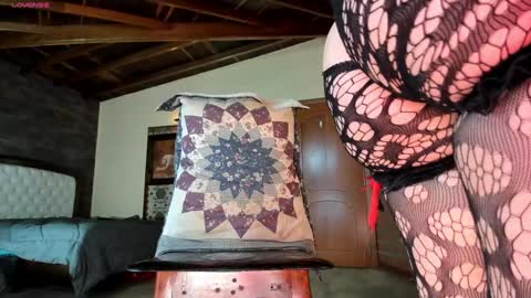 Izzi online show from December 5, 8:10 pm