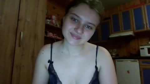 little_shygirl_ online show from December 23, 5:44 am