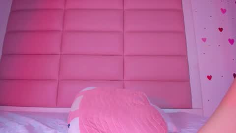 littlee_emma_ online show from October 18, 3:42 am