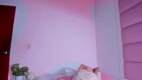 littlee_emma_ online show from October 2, 3:22 am